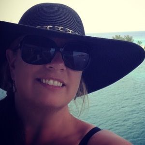 Meet your Posher, Lena